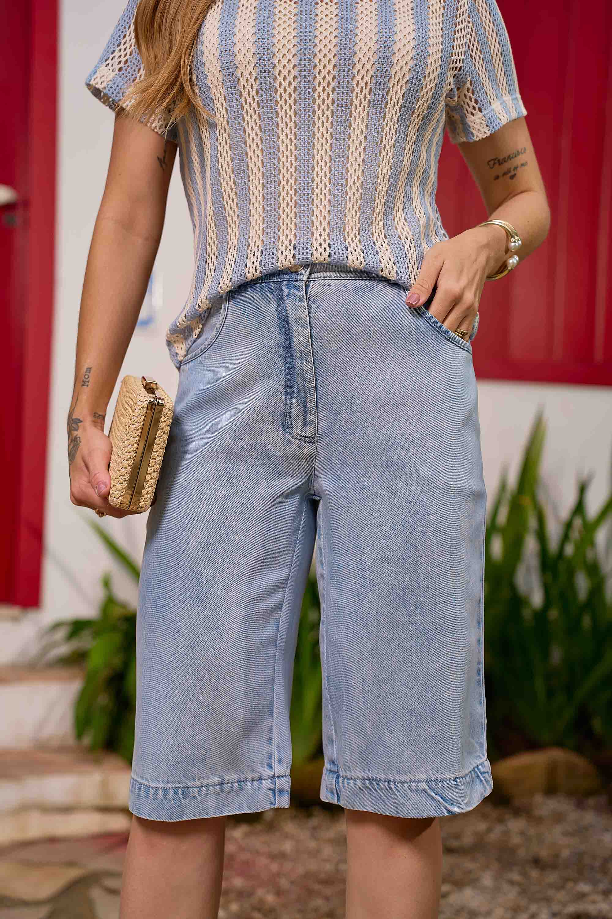 Bermuda jeans feminina em Tencel na cor delavê, confeccionada em
