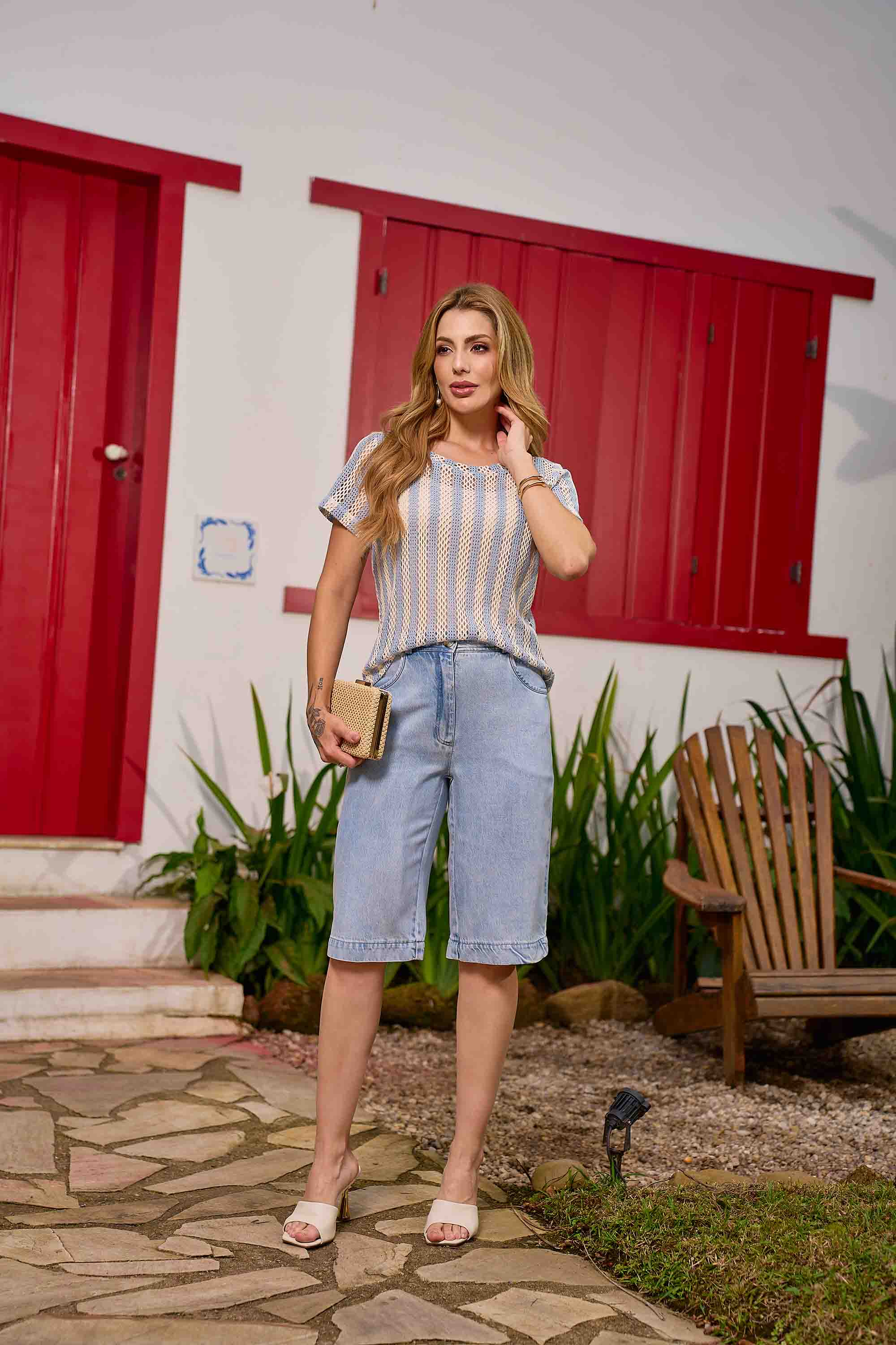 Bermuda jeans feminina em Tencel na cor delavê, confeccionada em