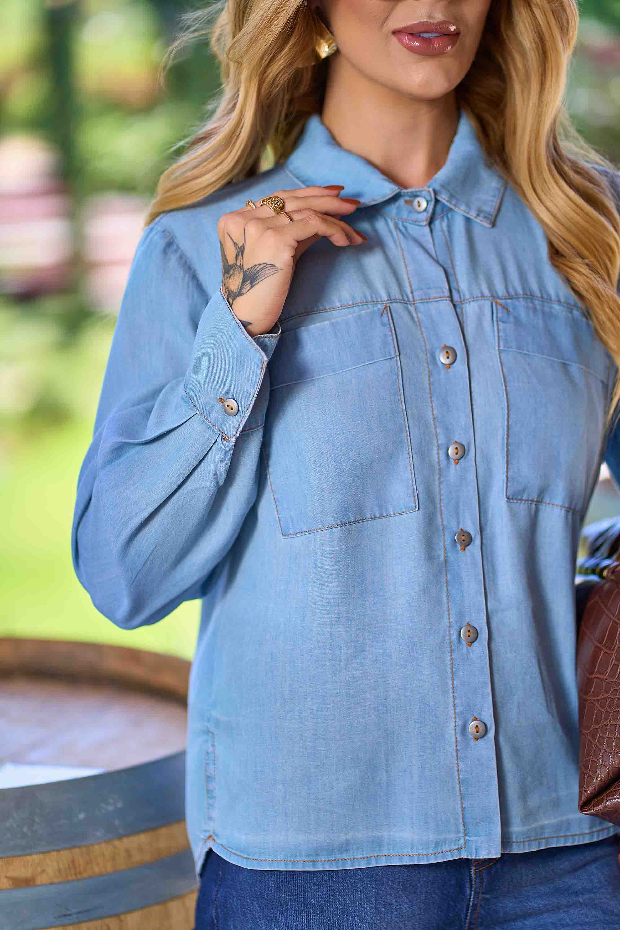 Camisa tencel jeans feminina na cor delavê, manga longa com punho